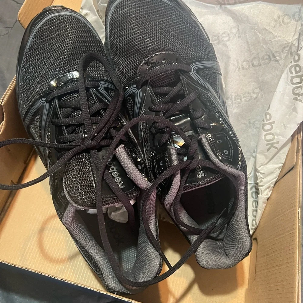 Women Reebok size 11 - Picture 3 of 4